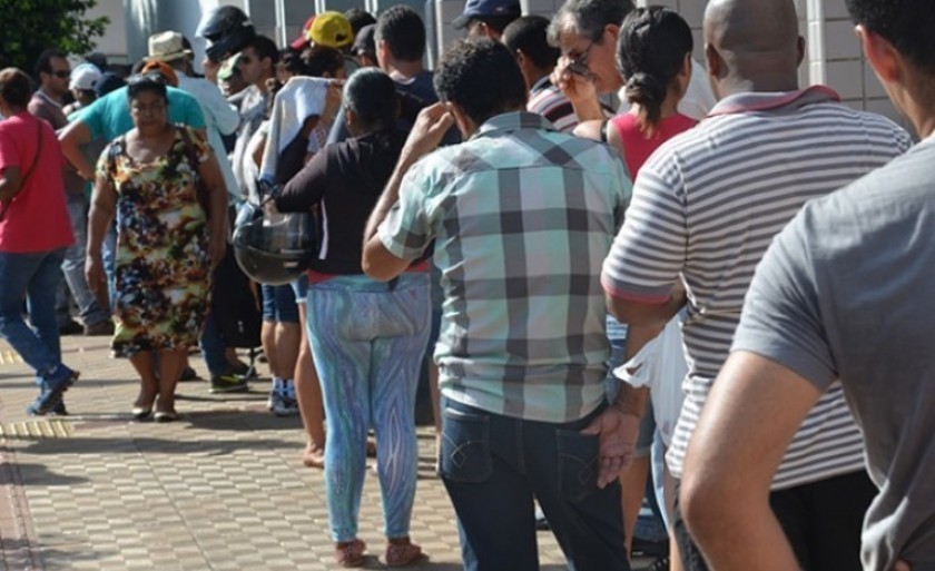 Trabalhadores enfrentam fila para sacar benefício em Três Lagoas - Arquivo/JPNEWS