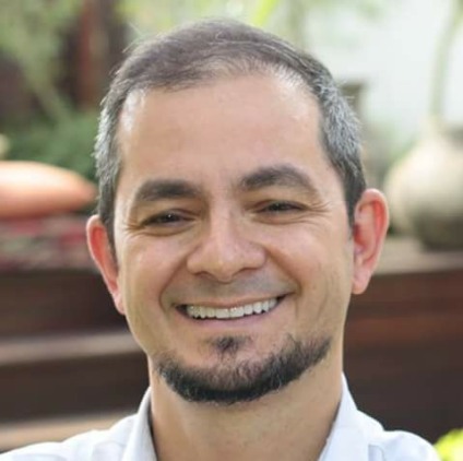 Estevom Molica é cirurgião-dentista formado pela Faculdade INCOR de Três Corações (MG), hoje chamada de Universidade do Vale do Rio Verde em 1992. - Arquivo/Facebook