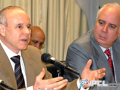 Ministro da Fazenda, Guido Mantega, e o presidente do Banco Votorantim, José Ermírio de Moraes Neto, durante entrevista sobre a compra de parte da instituição pelo Banco do Brasil -