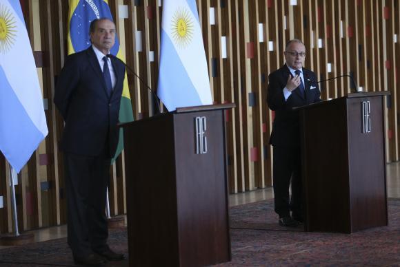 Ao lado do chanceler Brasileiro, Aloysio Nunes Ferreira, o ministro das Relações Exteriores e Culto da Argentina, Jorge Faurie, concede entrevista coletiva no Palácio do Itamaraty - José Cruz/Agência Brasil