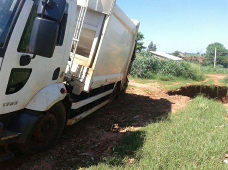 O buraco tem mais de dois metros de altura - Talita Matsushita