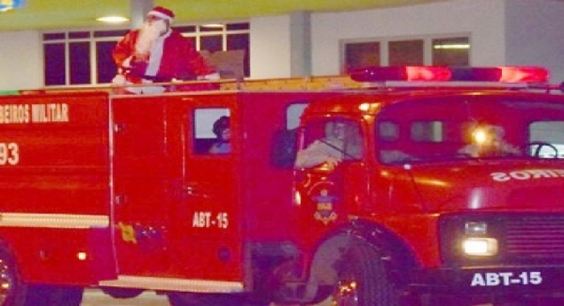 No ano passado o Papai Noel chegou em uma viatura do Corpo de Bombeiros - Arquivo