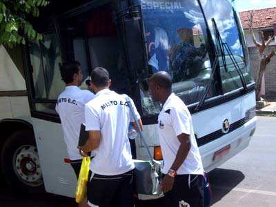 Atletas do ?Carcará? entram no ônibus com destino a Chapadão -