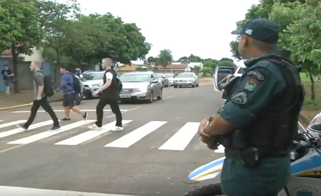 Professor viu quado ladrões furtavam bike de dentro da escola, mas os confundiu com alunos "cabulando" aulas - Divulgação/PM