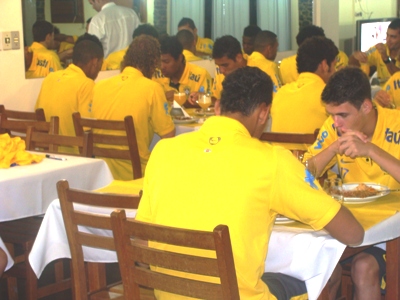 Jogadores jantam no restaurante do hotel em Corumbá -