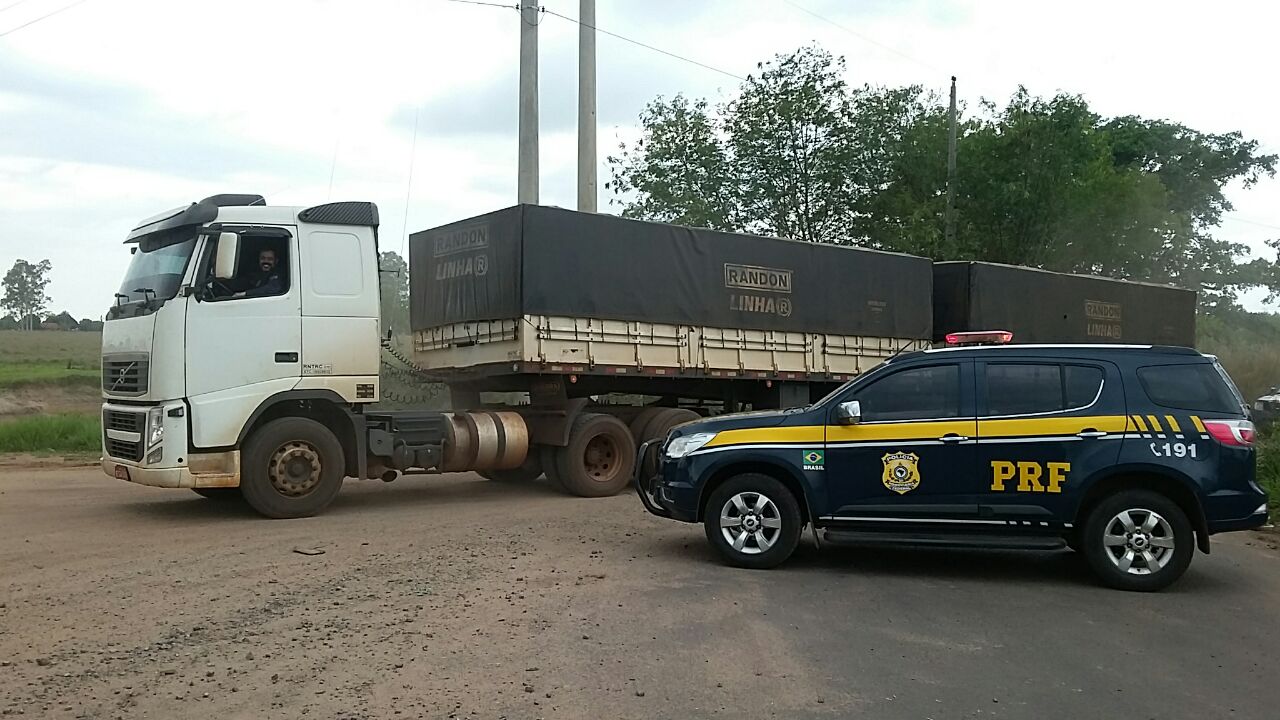 Carreta roubada, carregada com cigarros, é apreendida pela PRF - Divulgação/PRF