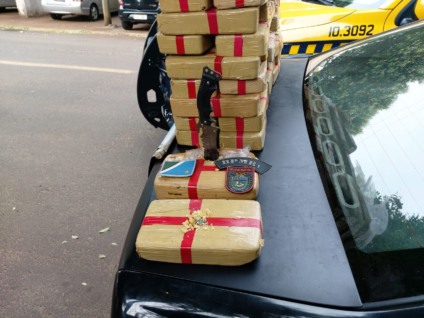 O fundo falso no porta-malas, diversos tabletes de pasta base de cocaína, que após pesados totalizaram 91,080 kg - Divulgação/PMRv O fundo falso no porta-malas, diversos tabletes de pasta base de cocaína, que após pesados totalizaram 91,080 kg - Divulgação/PMRv