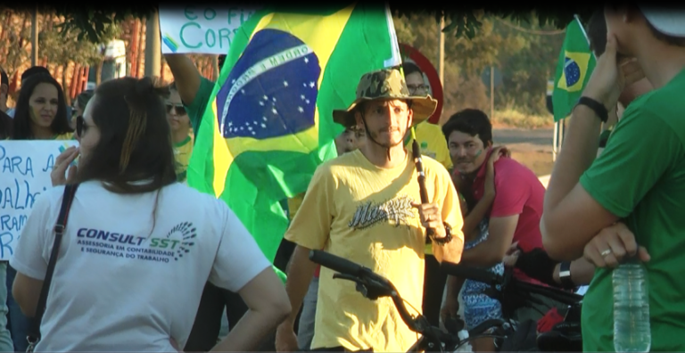 Em Três Lagoas, moradores participaram de manifestação na tarde deste sábado - Hugo Leal/JPNews