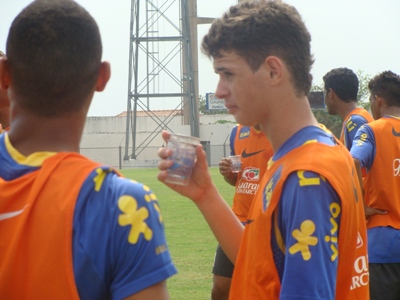 Jogador Oscar, do São Paulo, aproveita para se refrescar diante ao calor de Corumbá -