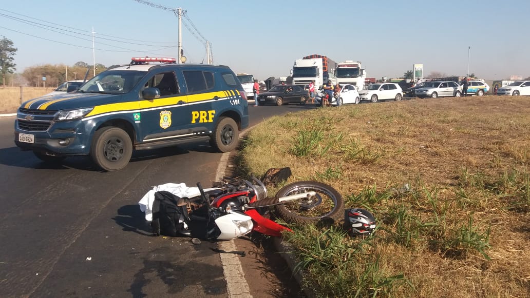 Motociclista e caminhão seguiam no mesmo sentido, as causas do acidente ainda não foram divulgadas - Talita Matsushita/JPNEWS