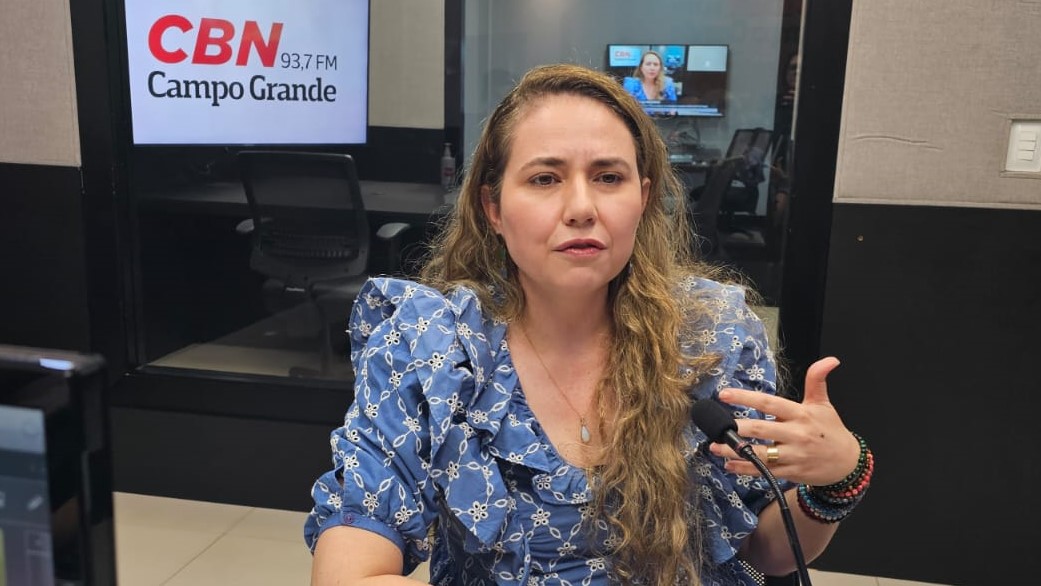 Silmara Medeiros no estúdio da rádio CBN-CG