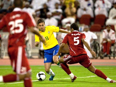Nilmar tenta passar pela defesa de Omã, atacante marcou o primeiro gol do jogo -