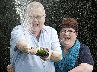 Colin e Chris Weir jogam champagne para celebrar prêmio recorde - Colin e Chris Weir jogam champagne para celebrar prêmio recorde -