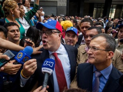Integrante da coalizão de oposição, Julio Borges fala aos jornalistas antes da posse da Assembleia Nacional da Venezuela - EPA/Miguel Gutierrez/Agência Lusa