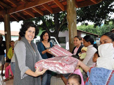 Prefeita entrega cobertores na Vila Vicentina -