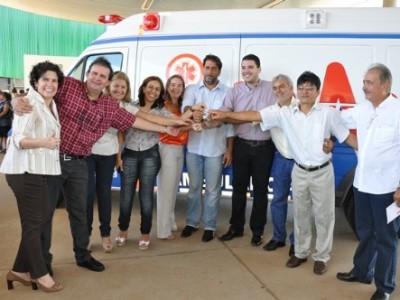 Ambulância-UTI foi adquirida com recursos de emenda parlamentar do deputado Eduardo Rocha - Ambulância-UTI foi adquirida com recursos de emenda parlamentar do deputado Eduardo Rocha -