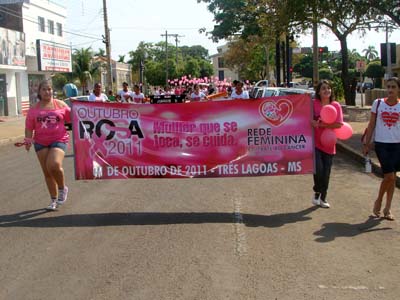 Aproximadamente 400 pessoas participaram da passeata -