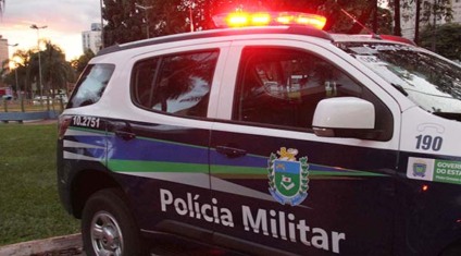 A viatura ficou amassada por causa do impacto da garrafa - Divulgação/PMMS A viatura ficou amassada por causa do impacto da garrafa - Divulgação/PMMS