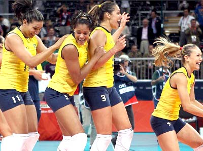 Jogadoras brasileiras comemoram a classificação para a decisão -