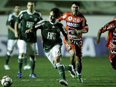 Valdivia diz que vai enfrentar o Corinthians "de qualquer jeito" no Pacaembu - Valdivia diz que vai enfrentar o Corinthians "de qualquer jeito" no Pacaembu -