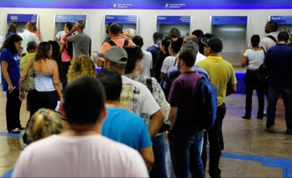 Transações nas agências perdem espaço: operações pela internet representaram 58% do total - Agência Brasil