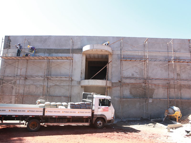 Paralelamente à construção do hospital, UFMS segue com a construção do prédio para abrigar o curso de medicina - Elias Dias/JP