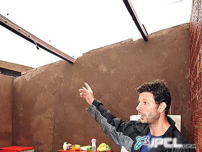 Pedro mostra o telhado da cozinha que foi arrancado pelo vento junto com todo o resto -