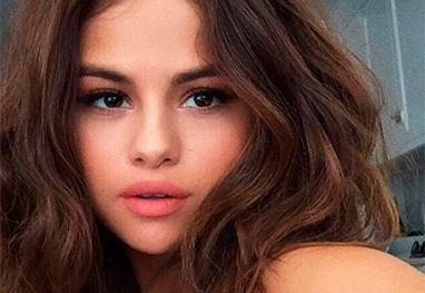 Selena Gomez está em clínica de reabilitação, diz site Selena Gomez está em clínica de reabilitação, diz site