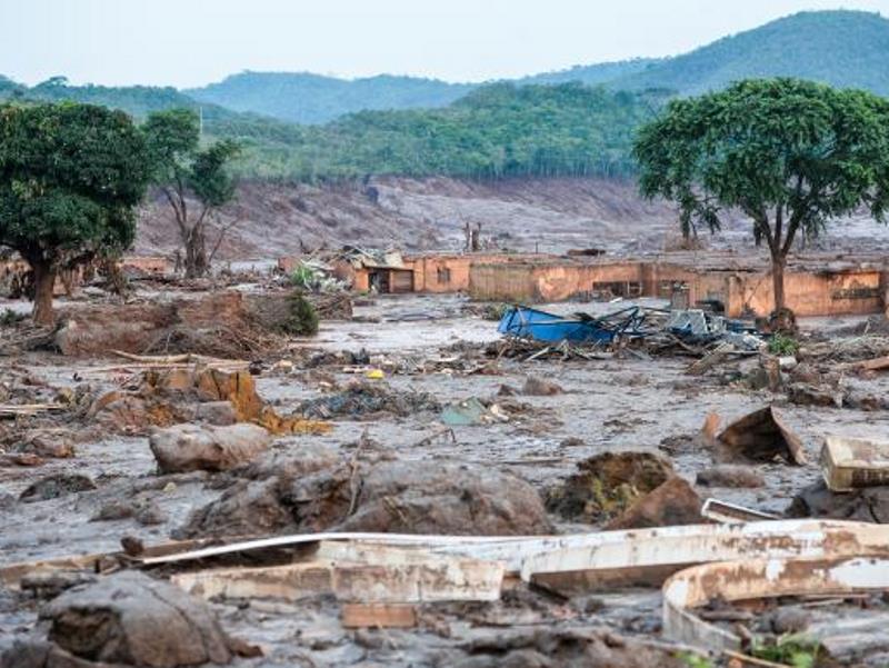 Acidente matou 17 pessoas e devastou o distrito de Bento Rodrigues, que foi coberto pela lama tóxica - Antonio Cruz/ Agência Brasil Acidente matou 17 pessoas e devastou o distrito de Bento Rodrigues, que foi coberto pela lama tóxica - Antonio Cruz/ Agência Brasil