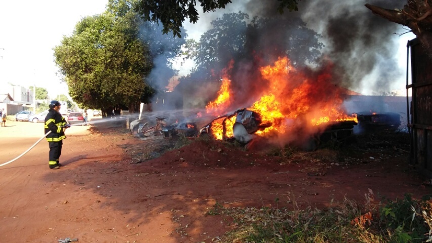 O bombeiro combate o incêndio em vários veículos Celso Daniel