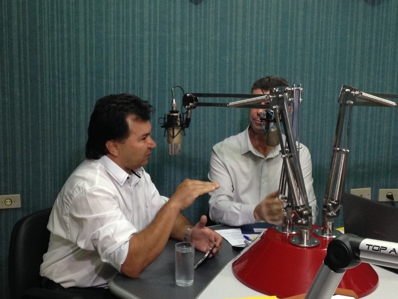 Candidato a prefeito Idevaldo Claudino durante entrevista na rádio Cultura FM - Beatriz Rodas/JP