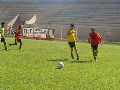 Jogadores do Misto treinam no estádio ?Madrugadão? para a partida contra o Cene -