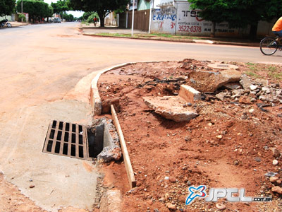 Um do moradores das imediações da praça dos Ferroviários  reclamou de uma boca-de-lobo, construída pela empreiteira CGR -