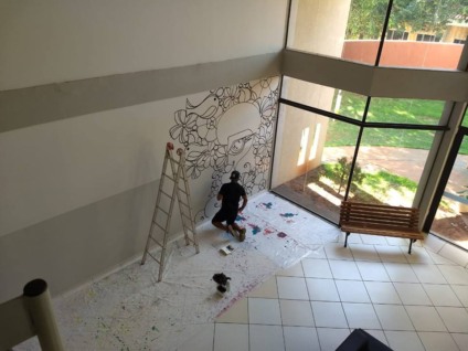 O artista paranaibense Xodó, doou um mural para a universidade - Divulgação/UFMS