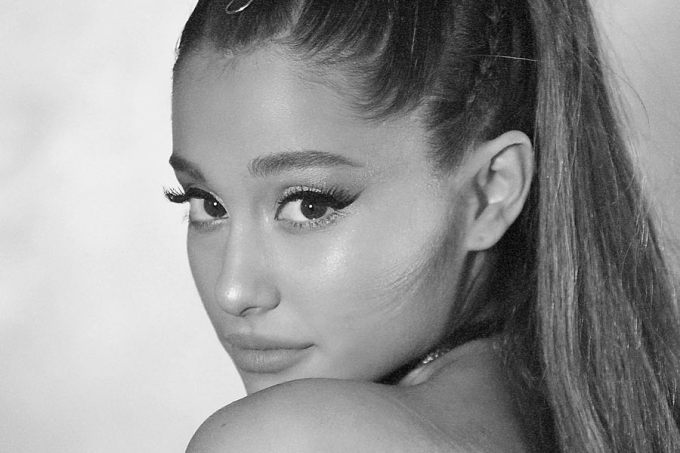 Cacheado, o cabelo natural da Ariana Grande é mais curto do que você pensa