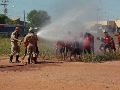 Crianças realizaram uma brincadeira simulando de combate a incêndio e depois jogaram futebol -
