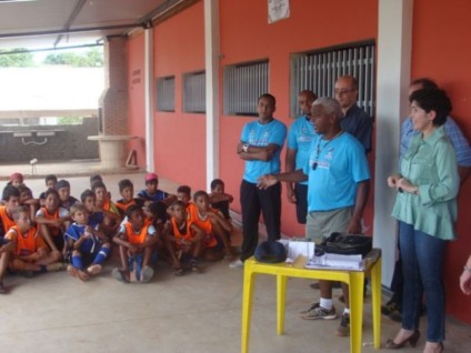 Professor Pedrinho conversa com os garotos da Escolinha -