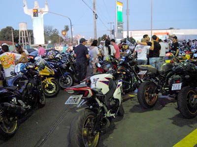 Espaços foram quase que completamente preenchidos pelas motos no estacionamento do posto - Espaços foram quase que completamente preenchidos pelas motos no estacionamento do posto -