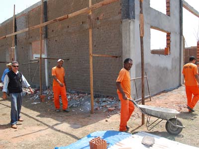 Detentos trabalham por remissão de pena -