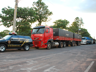 Três carretas carregadas de cigarros foram apreendidas na operação e serão levadas para a Receita Federal, em Campo Grande -