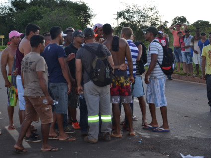 Trabalhadores interditaram as rodovias BRs-262 e 158 em protesto - Arquivo/JP