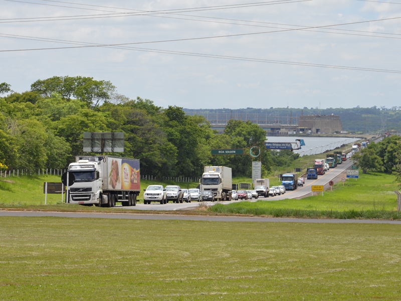 Bloqueio nos dois sentidos das pistas da Usina de Jupiá provocou enorme congestionamento  - Laila Rebecca / Gerônimo Pereira / Claudio Pereira//JP