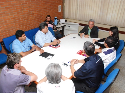 Representantes de concessionárias reuniram-se com o gerente regional do Senai, Adevaldo Vasconcelos, para apresentar a necessidade de cursos de mecânica automotiva -