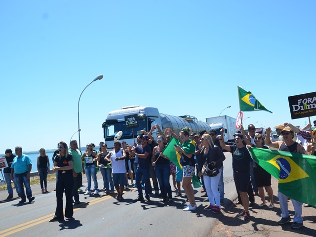 Trânsito foi interrompido, formando um congestionamento de veículos que chegou a cinco quilômetros - Cláudio Pereira 