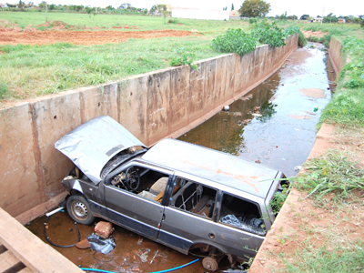 O carro está abandonado desde a última sexta-feira -