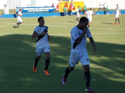 Meia Neilor (dir.) comemora gol de falta na estreia pelo ?Carcará? -