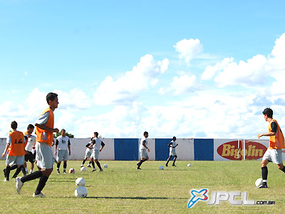 Jogadores treinam, se preparando para o próximo confronto, no domingo, com o time do Coxim -