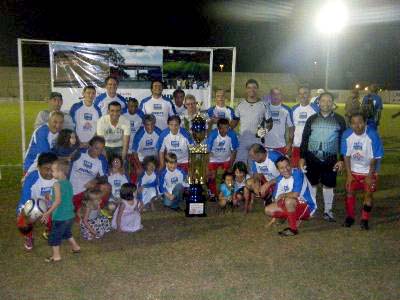 Jogadores da AABB comemoram com a taça -