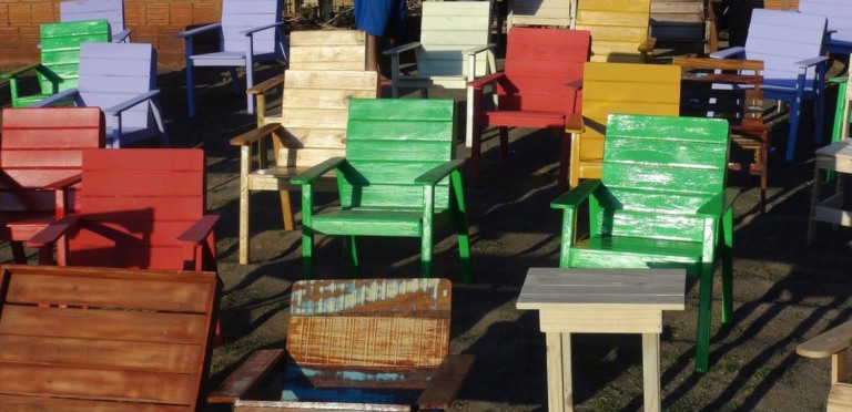 A madeira doada pela empresa é reutilizada e transformada em mesas, cadeiras e utensílios domésticos - Ong Sementes do Futuro