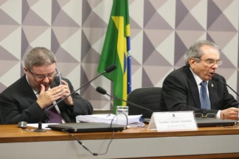 O relator Antonio Anastasia e o presidente da Comissão do Impeachment, Raimundo Lira, durante sessão para discutir relatório sobre processo de impeachment da presidenta afastada Dilma Rousseff - Antonio Cruz/Agência Brasil O relator Antonio Anastasia e o presidente da Comissão do Impeachment, Raimundo Lira, durante sessão para discutir relatório sobre processo de impeachment da presidenta afastada Dilma Rousseff - Antonio Cruz/Agência Brasil